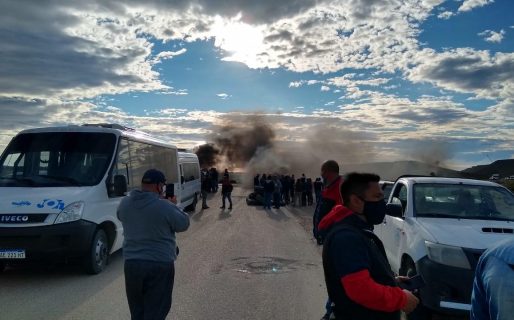Trabajadores petroleros reclaman en el ingreso a YPF