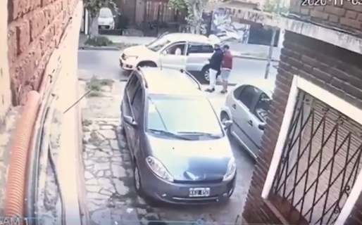 Les robaron el auto, pero les dejaron sacar la silla de ruedas