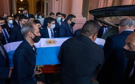 Una multitud acompaña al cortejo en las calles