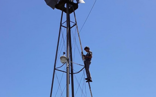 Tiene 13 años, vive en un pueblo rural y se sube a un molino para poder mandar la tarea