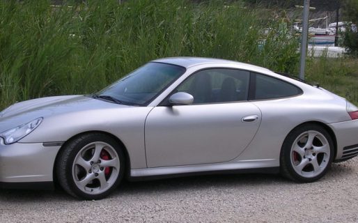 Intentaba estacionar su auto lujoso, perdió el control y terminó en un caos viral