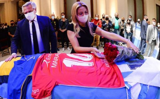 Denuncian a Alberto Fernández por la organización del velorio de Maradona en Casa Rosada