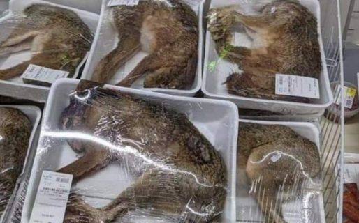Bronca en las redes por un supermercado que vendía animales enteros en bandejas
