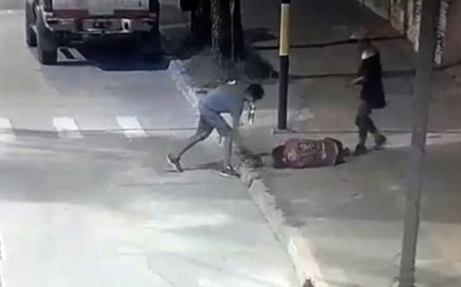 Salvaje ataque y conmoción: dos adolescentes de 14 y 15 años dejaron en coma a un malabarista