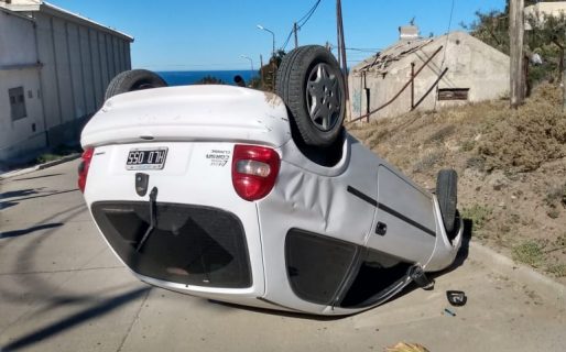 Un auto quedó dado vuelta atrás del Dean Funes
