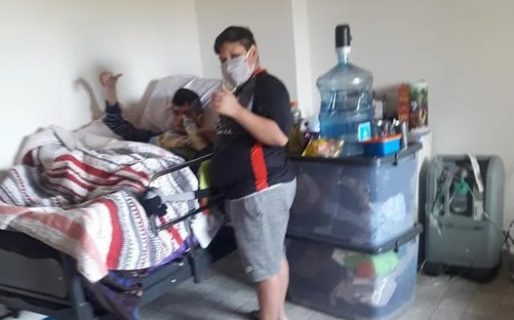 Tienen Covid y piden ayuda urgente para atender a sus hijos que están aislados en una habitación