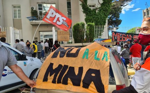 Realizan una manifestación frente a la Municipalidad contra la minería