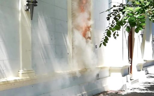 Al momento de los destrozos e intento de incendio «habían funcionarios adentro de la Casa de Gobierno»