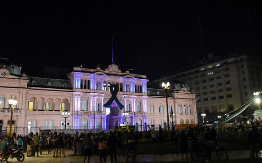 Miles de personas despiden a Diego Maradona en la Casa Rosada