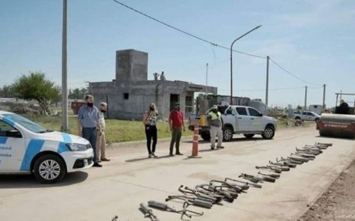 Harto de los ruidos, intendente ordenó destruir escapes libres de motos con una aplanadora