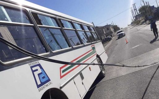 Colectivo arrancó tendido de cables y cortaron la avenida 10 de Noviembre