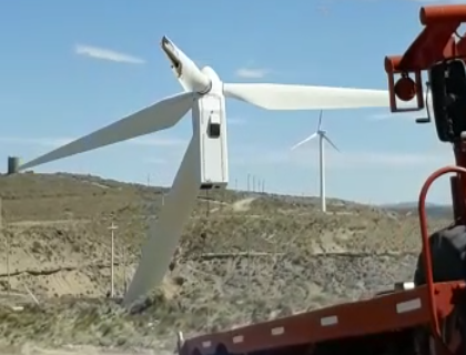 Continúa la difícil tarea de desmonte de molinos eólicos en desuso