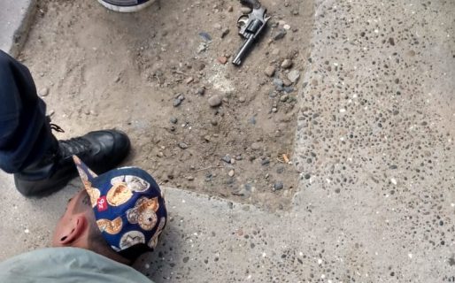 Amenazó de muerte y le apuntó con un revolver a un vecino: fue detenido y sus familiares agredieron a la policía para impedirlo