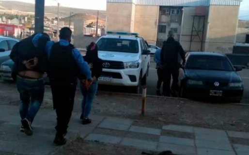 Ingresaron a un departamento, causaron destrozos y mantuvieron de rehén a un hombre