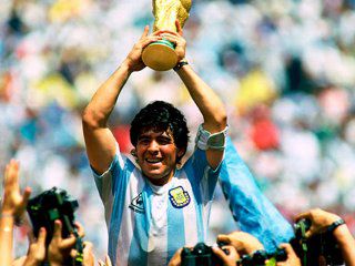 Murió Maradona: en las redes convocan a un aplauso homenaje esta noche a las 22 horas