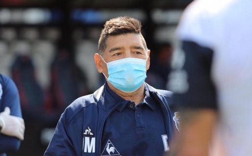 Maradona, atado de pies y manos en la clínica, está alerta por un caso de Covid