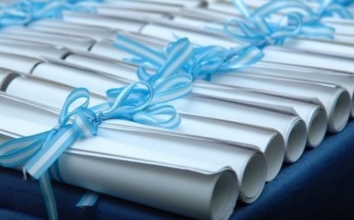 Puratich: “Estamos viendo el tema de los egresados, para que puedan recibir sus diplomas”