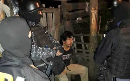 Acusado de abusar de su hija se escondía en el techo de la casa de su mamá