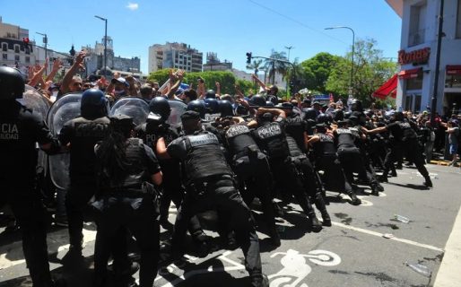 Graves incidentes en el multitudinario ingreso al velorio de Maradona