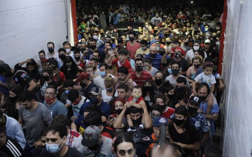 Posibles rebrotes: alerta amarilla en hospitales por las aglomeraciones en homenajes a Maradona