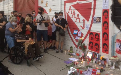 Tiene 92 años y hace meses no salía de su casa, pero pidió que lo lleven a despedir a Maradona