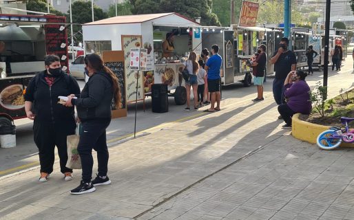 Un cono de papas y la Astrazeneca: Habrá vacunación en los food trucks
