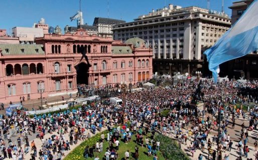 La tarde que tuvo en vilo al Gobierno: cómo se vivieron en Casa Rosada los incidentes que obligaron a suspender el velorio de Maradona