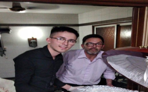 Otros dos canallas de la funeraria junto al cuerpo del Diez