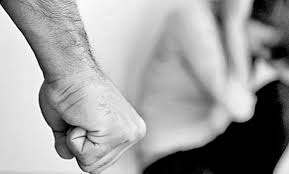 Un chico de 15 años ahorcó al padrastro para defender a su madre