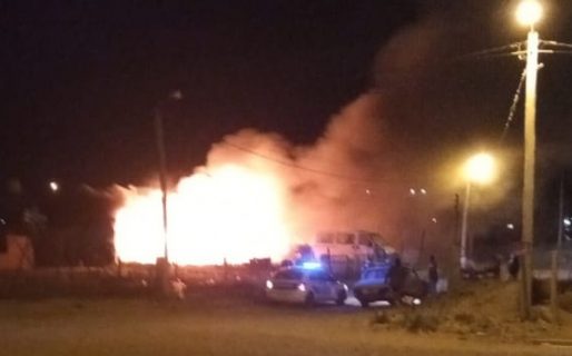 Grave incendio afecta a una casa y dos vehículos en Kilómetro 14