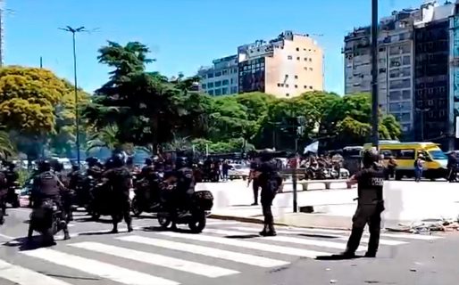 Incidentes entre la Policía y la gente que quiere llegar a Casa Rosada