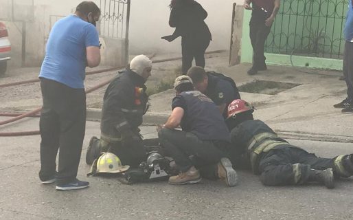 Un policía le salvó la vida a la joven de 26 años afectada por el incendio realizándole RCP