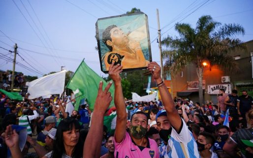 “Diego es carnaval”: La fiesta de los humildes para despedir a Maradona alrededor del cementerio