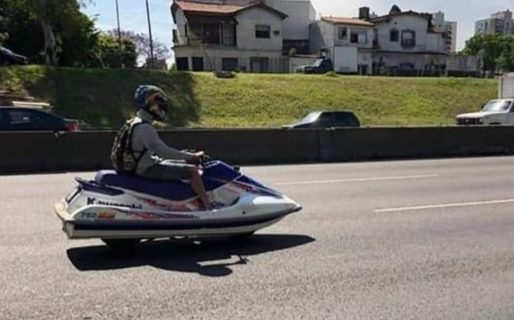 Anduvo con una moto de agua en plena Panamericana y causó sensación: lo sancionaron