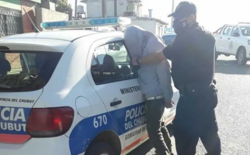 Evadió un control, huyó, chocó y lo detuvieron