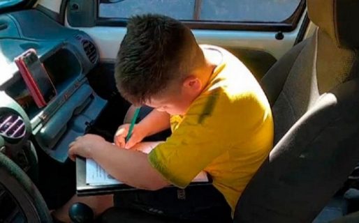 Un nene convirtió un auto en un aula virtual y la vecina le presta internet