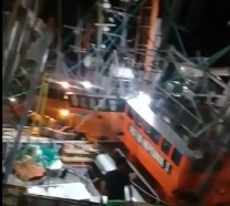 Video: un pesquero se hunde en el puerto de Rawson
