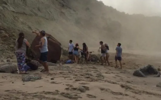 Rodó una piedra hacia la playa y destruyó una bicicleta