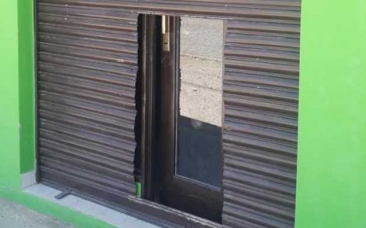 Pareja presa por intentar meterse a una casa y amenazar a la propietaria