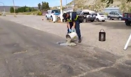 La policía termina tapando los baches de la Ruta 3 con arena