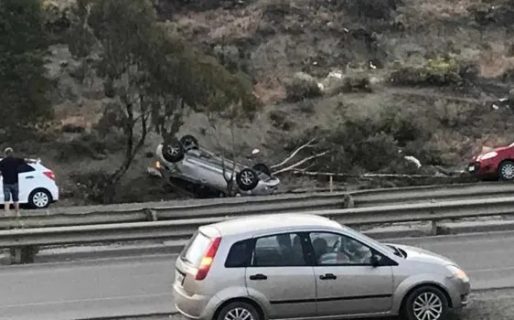 Un auto volcó en la curva del Papa