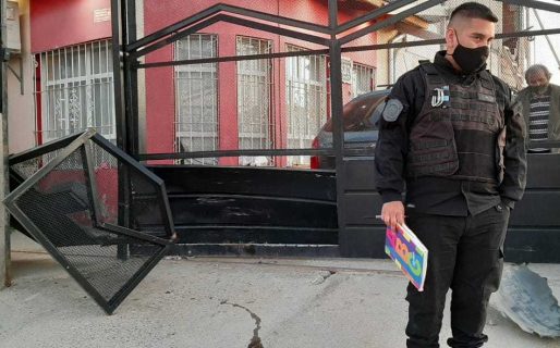 Arrancó el portón de un patio y chocó el auto que estaba estacionado