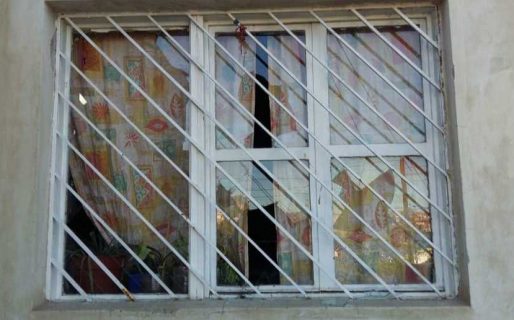 Rompió los vidrios de una casa y terminó preso