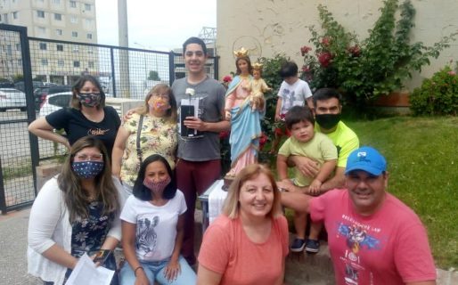 Profesores del Colegio Dean Funes llevaron la imagen de la Virgen a la casa de los egresados