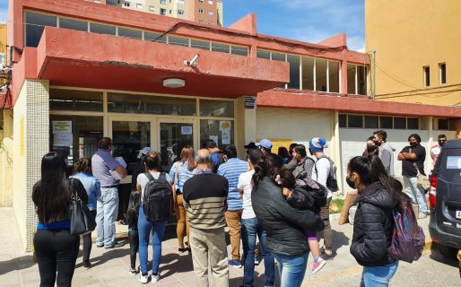 Largas filas en la terminal para enviar encomiendas y sacar pasajes