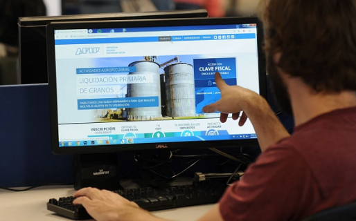 Con salarios más bajos, pagan Ganancias un millón de trabajadores más que en 2015