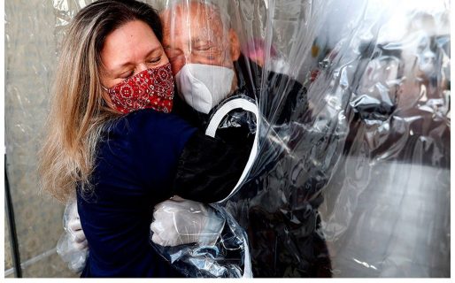 Un abrazo en tiempos de Coronavirus se convirtió en una emotiva postal de Navidad