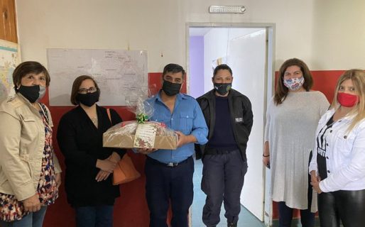 La concejal Ana Clara Romero recorrió comisarías entregando un presente a los efectivos policiales