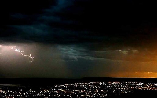 Las impresionantes imágenes que combinan la tormenta y el atardecer en Comodoro