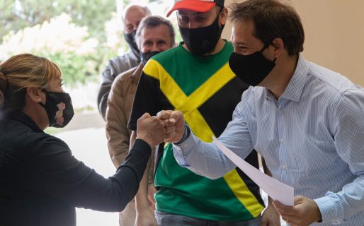 Luque entregó certificados a cooperativistas en el barrio 25 de Mayo